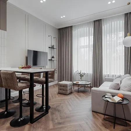 New! Luxury In The Center Of Overlooking Deribasovskaya Str. Price!