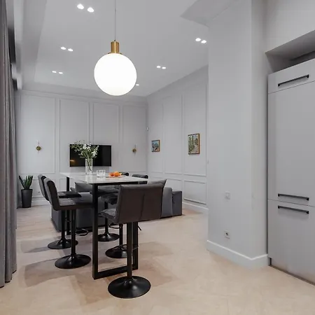 New! Luxury In The Center Of Overlooking Deribasovskaya Str. Price! * Odesa