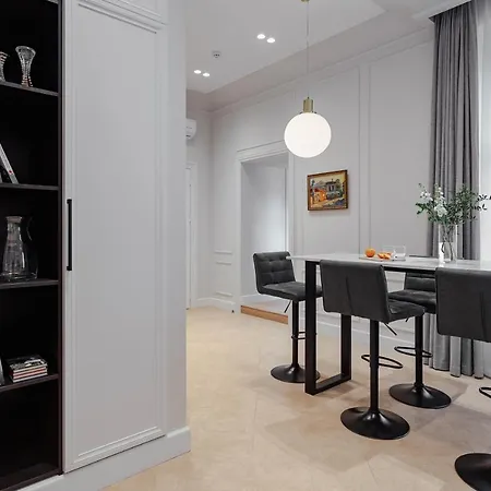 New! Luxury In The Center Of Overlooking Deribasovskaya Str. Price! *