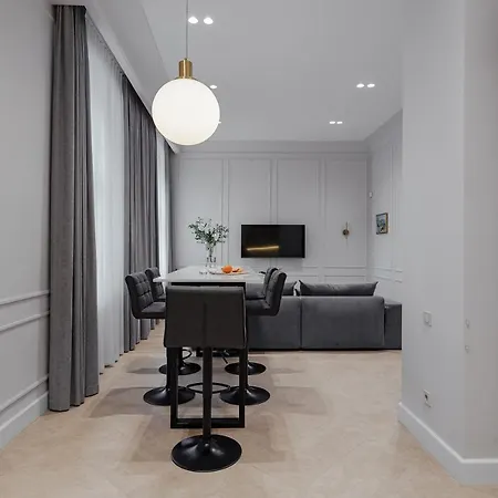 Apartment New! Luxury In The Center Of Overlooking Deribasovskaya Str. Price!