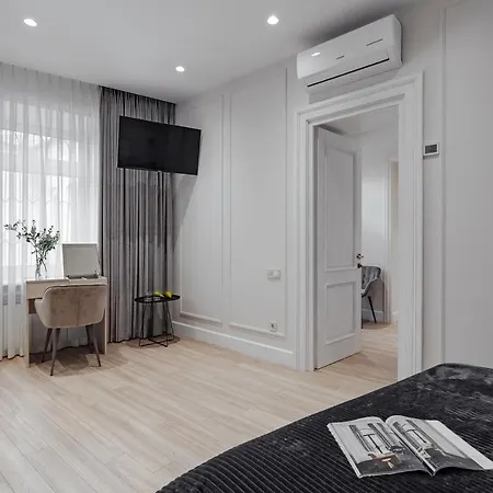 New! Luxury In The Center Of Overlooking Deribasovskaya Str. Price! Odessa